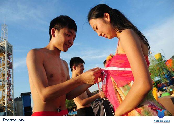 Bất ngờ với lễ hội hẹn hò Trung Quốc: Đàn ông đo vòng ngực con gái để tìm người yêu
