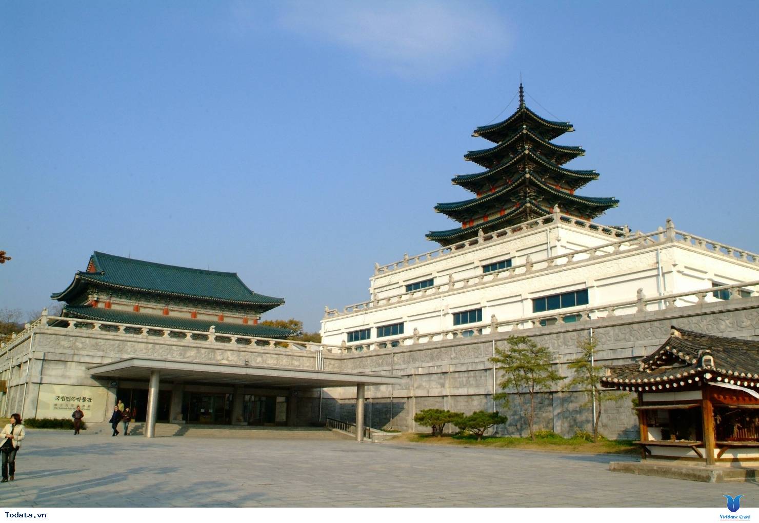 Cung điện Gyeongbok soi bóng nét cổ kính giữa đô thị hiện đại