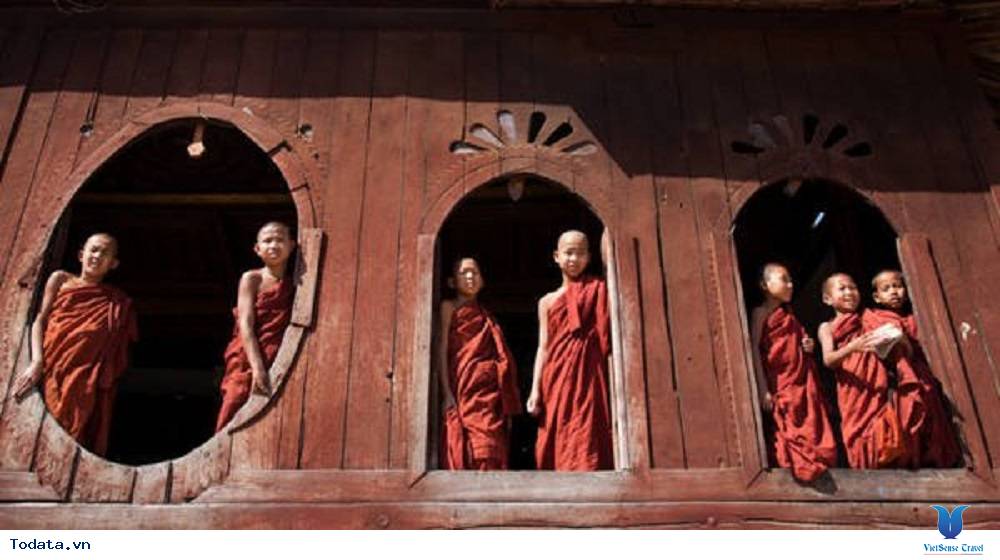 Hòa mình vào cuộc sống trong tu viện hình ovan của Myanmar