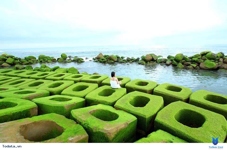 Kè chắn sóng Xóm Rớ thành bãi đá rêu xanh hút hồn du khách