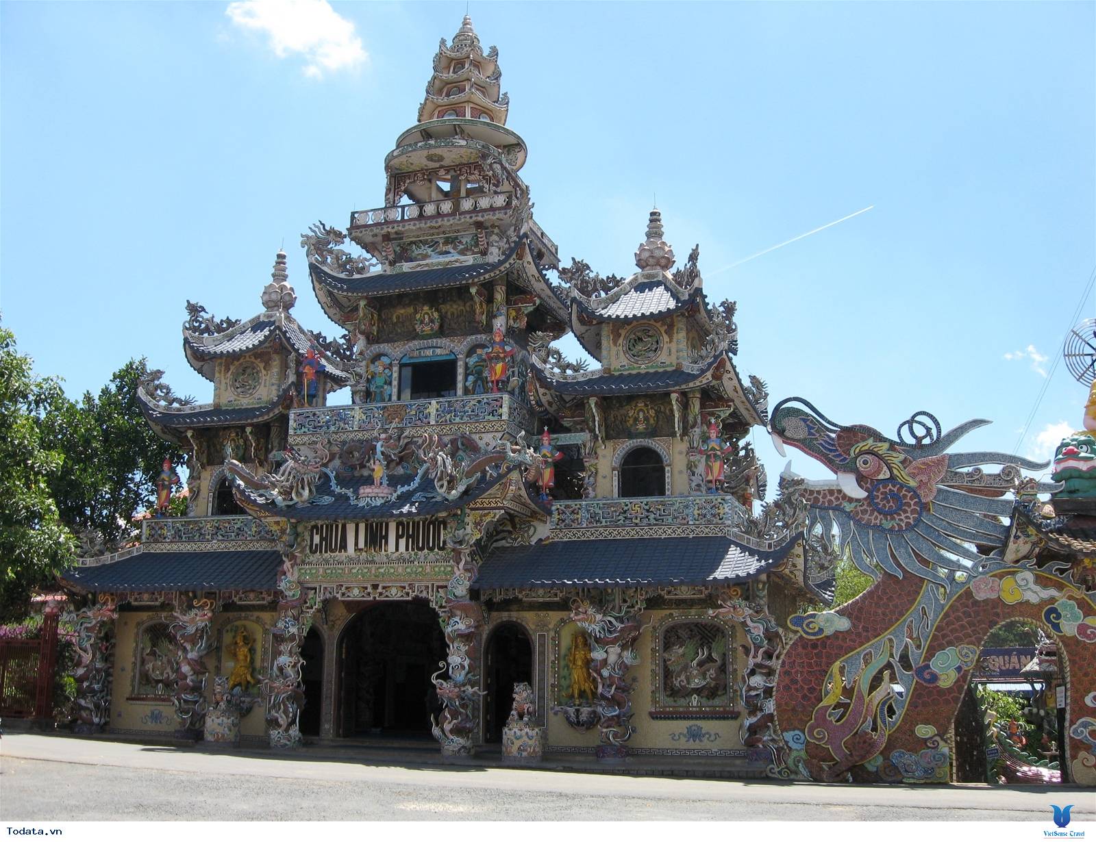 Ngôi chùa Ve chai hút khách ở Đà Lạt