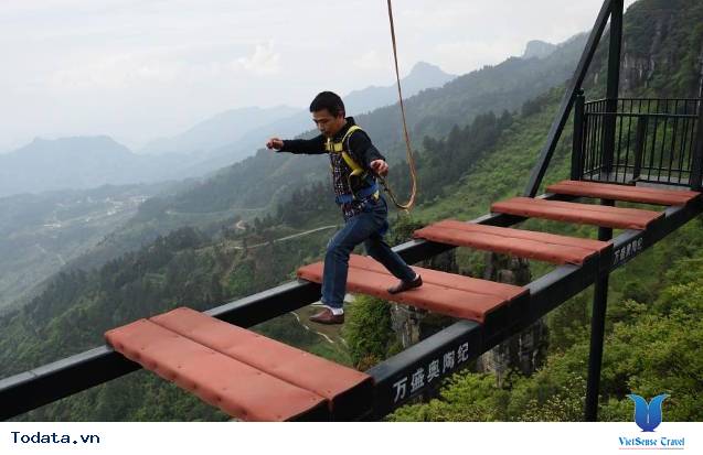 Thót tim với cây cầu giữa lưng chừng núi ở Trung Quốc