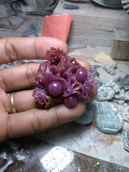 Bắt mắt với đồ trang sức ngọc ngà tại trung tâm ngọc Myanmat