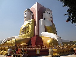 Chùa Tượng Phật 4 Mặt Kyaitpun giữa bầu trời xanh ngắt