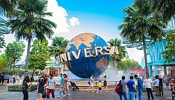 Chụp hình quả cầu ở Universal Studio Singapore