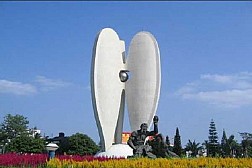 Dạo Chơi Trên Quảng Trường Vịnh Bắc Bộ