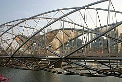 Đi bộ trên cây cầu Helix Bridge