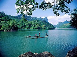 Hồ Ba Bể - Chốn Tiên Cảnh Ngoài Đời Thực Hồ Ba Bể - Chốn Tiên Cảnh Ngoài Đời Thực