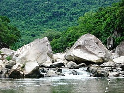 Khám phá dòng sông Hầm Hô đẹp kỳ ảo