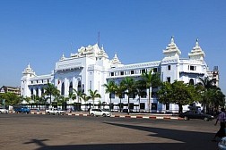 Kiến trúc Miến Điện khắc trên Tòa Thị Chính Thành Phố Yangon Myanmar