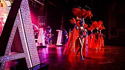 Lạ mắt show diễn của người chuyển giới Thái Lan