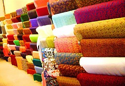 Mua Sắm Ở Cửa Hàng Tơ Lụa Nổi Tiếng