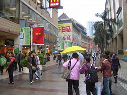 Mua Sắm Quên Lối Về Tại Khu Thương Mại Đông Môn