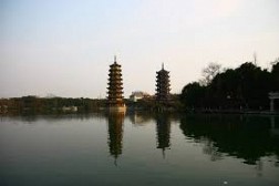 Nhật Nguyệt song tháp