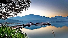 Hồ Nhật Nguyệt (Sun Moon lake)