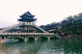 Lầu Phong Thủy Hồng Kiều