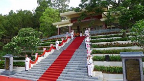 mộ bà Hoàng Thị Loan