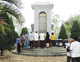 mộ Chí sĩ cách mạng Huỳnh Thúc Kháng