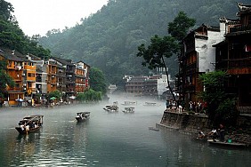 Phượng Hoàng Cổ Trấn