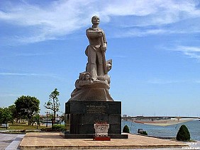 Tượng Đài Mẹ Suốt