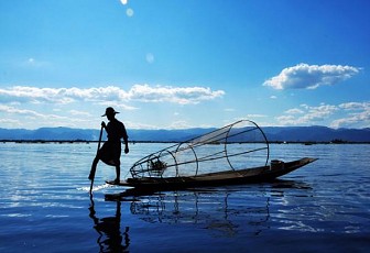 Cảnh đánh cá trên hồ Inle