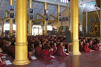 Đến tu viện kyat khat wine gặp những nhà sư mặc áo đỏ