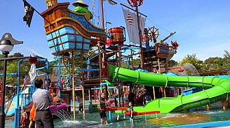 Hòa mình vào  công viên nước Adventure Cove Singapore
