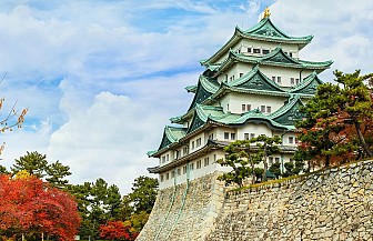 Lâu Đài Osaka bên công viên Sakura