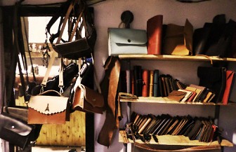 Tản bộ đến Cửa Hàng Đồ Da