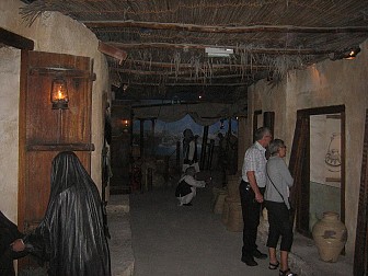 Tượng sáp tái hiện hoạt động đời thời của người dân Duabai thời xa xưa Tượng sáp tái hiện hoạt động đời thời của người dân Duabai thời xa xưa