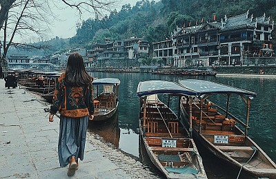 Chỉ Với 8,99 Triệu Đồng Bạn Đã Sở Hữu Một Chương trình Trung Quốc Khám Phá Phượng Hoàng Cổ Trấn Đầy Thơ Mộng