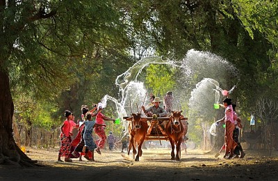 Cùng Đắm Mình Trong Những Lễ Hội Té Nước Sôi Động Nhất Đông Nam Á Cùng Đắm Mình Trong Những Lễ Hội Té Nước Sôi Động Nhất Đông Nam Á