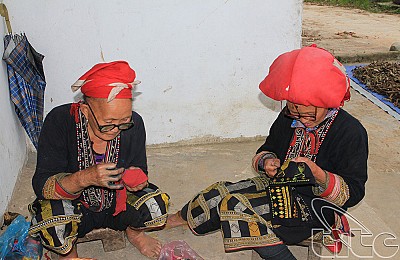 Đến Tả Phìn tham quan làng dệt thổ cẩm và tắm lá thuốc của đồng bào địa phương Đến Tả Phìn tham quan làng dệt thổ cẩm và tắm lá thuốc của đồng bào địa phương