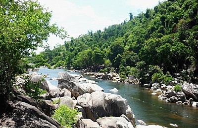 Đi đò ở Hâm Hô ngắm cảnh bình yên Đi đò ở Hâm Hô ngắm cảnh bình yên
