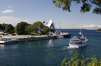 Đi du thuyền trên hồ Ontario Đi du thuyền trên hồ Ontario