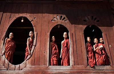 Hòa mình vào cuộc sống trong tu viện hình ovan của Myanmar Hòa mình vào cuộc sống trong tu viện hình ovan của Myanmar