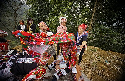 Khám Phá Phong Tục Cưới Hỏi Độc Đáo Của Người Dao Đỏ Ở Sapa Khám Phá Phong Tục Cưới Hỏi Độc Đáo Của Người Dao Đỏ Ở Sapa