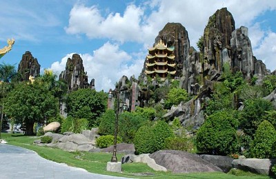 Kỳ vĩ Ngũ Hành Sơn sừng sững trong lòng Đà Nẵng Kỳ vĩ Ngũ Hành Sơn sừng sững trong lòng Đà Nẵng