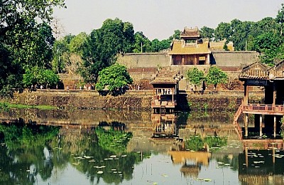 Lăng mộ của vị vua 103 vợ mà không con Tự Đức Lăng mộ của vị vua 103 vợ mà không con Tự Đức