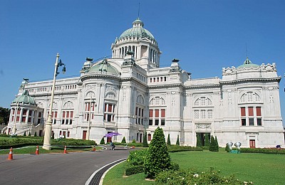 Lộng lẫy cung điện trắng Ananta Samakhom giữa lòng Bangkok