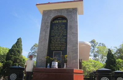 Mộ cụ Huỳnh Thúc Kháng trên núi Thiên Ấn