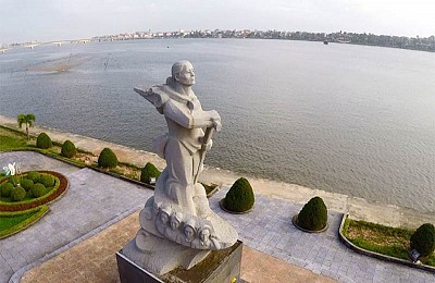 Nghiêng Mình Trước Tượng Đài Mẹ Suốt Nghiêng Mình Trước Tượng Đài Mẹ Suốt
