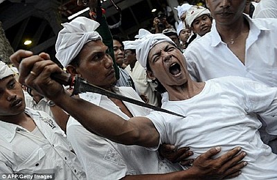 Rùng mình với lễ hội Ngerebong ở Bali