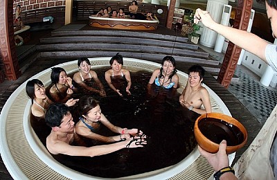 Thử tắm rượu Sake ở Nhật Bản Thử tắm rượu Sake ở Nhật Bản