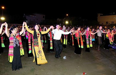 Tưng bừng Tuần văn hóa trải nghiệm Mường Lò và kỉ niệm 45 năm thành lập thị xã Nghĩa Lộ Tưng bừng Tuần văn hóa trải nghiệm Mường Lò và kỉ niệm 45 năm thành lập thị xã Nghĩa Lộ