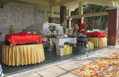 Về Nghệ An Viếng Thăm Mộ Cụ Bà Hoàng Thị Loan Về Nghệ An Viếng Thăm Mộ Cụ Bà Hoàng Thị Loan