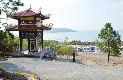 Viếng Mộ Đại Tướng Nơi Vũng Chùa -  Đảo Yến Viếng Mộ Đại Tướng Nơi Vũng Chùa -  Đảo Yến