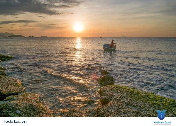 Biển Nha Trang: Hãy chiêm ngưỡng vẻ đẹp của biển Nha Trang trong bức ảnh này. Cảm nhận đầy nắng và gió biển, bãi cát trắng và màu xanh biển thơ mộng. Hãy cùng đắm mình trong khung cảnh thiên nhiên tuyệt đẹp này.