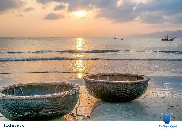 Biển Nha Trang: Hãy khám phá vẻ đẹp tuyệt vời của Biển Nha Trang, nơi có bãi tắm trải dài và nước biển trong vắt đẹp mê hồn. Cảm nhận mát mẻ khi ngâm chân hoặc thả mình dưới làn nước trong xanh. Một trải nghiệm thú vị đang chờ đón bạn.