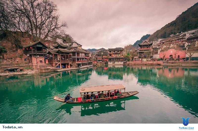 Chỉ Với 8,99 Triệu Đồng Bạn Đã Sở Hữu Một Tour Du Lịch Trung Quốc Khám Phá Phượng Hoàng Cổ Trấn Đầy Thơ Mộng - Ảnh 2 Chỉ Với 8,99 Triệu Đồng Bạn Đã Sở Hữu Một Tour Du Lịch Trung Quốc Khám Phá Phượng Hoàng Cổ Trấn Đầy Thơ Mộng - Ảnh 2